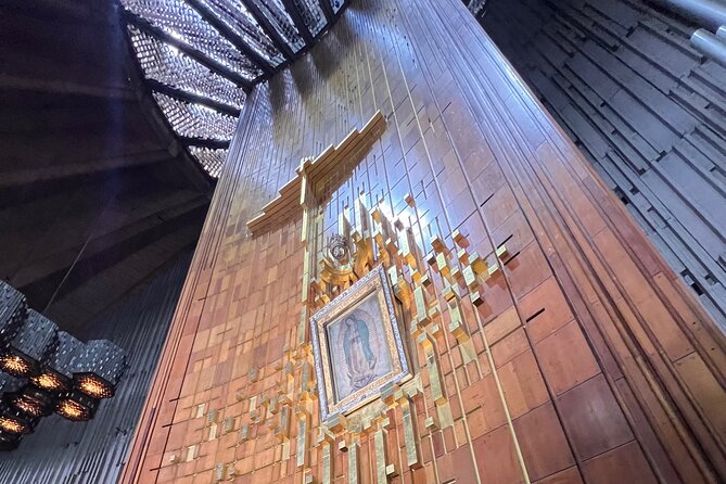100% private tour in Guadalupe's Basilica with transport - Walking to the apparition site and first chapel