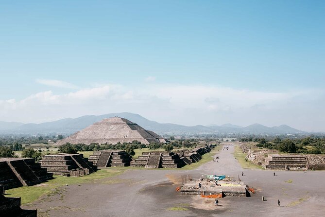 3X1 Teotihuacan, Basilica of Guadalupe, Tlatelolco and Tequila Tour - The Basilica of Guadalupe: a powerful but brief visit