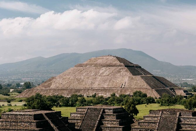 3X1 Teotihuacan, Basilica of Guadalupe, Tlatelolco and Tequila Tour - Teotihuacan: the day’s main event