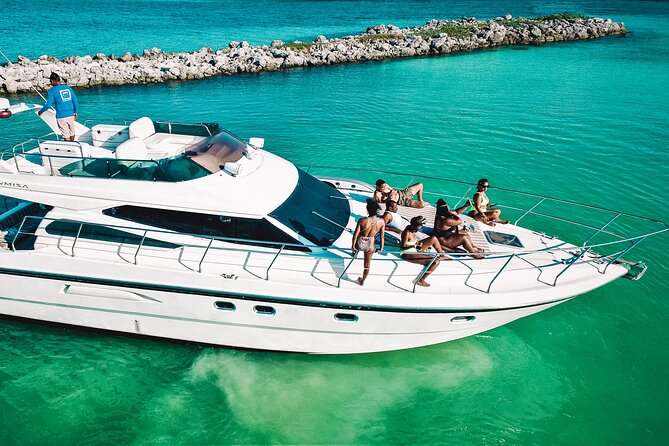 4 Hour - 47' Azimut, Tulum, Playa del Carmen, Riviera Maya - Lunch with a Mexican menu