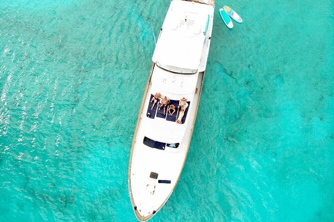 4 Hour - 80' Burger, Tulum, Playa del Carmen, Riviera Maya - The crew adds much of the personality