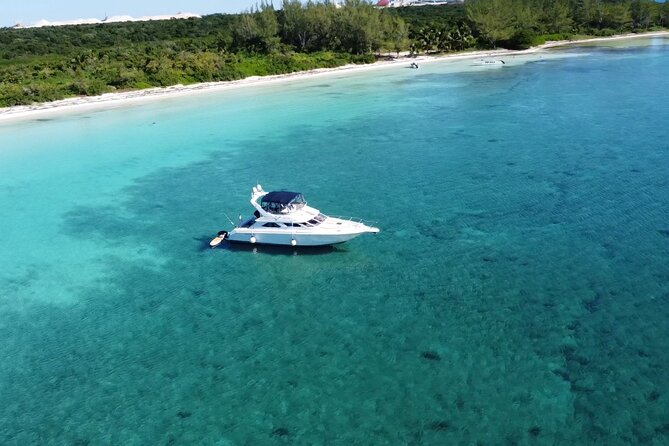 4 hours snorkel & beach tour - Private Yacht 47 ft - Lunch, drinks, and the crew’s role