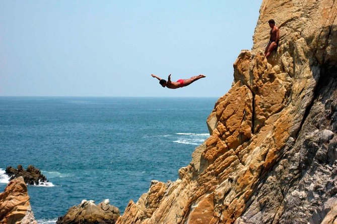 4hr Fun Guide Tour For Cruisers or Hotels Guests with Divers Show - Along the Costera: one road, several faces of Acapulco