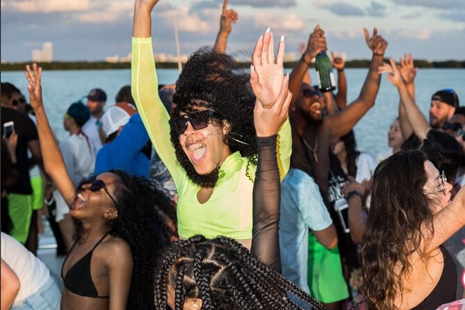 Adults only Hip Hop Sessions Boat Party Cancun - A floating club rather than a sightseeing cruise
