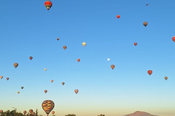 All-inclusive hot air balloon flight over Teotihuacan - Watching the balloons rise before takeoff