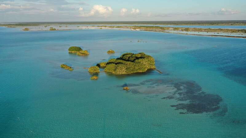 Bacalar: Group Sailing Trip with Swimming and Drinks - Sailing through the widest cenote