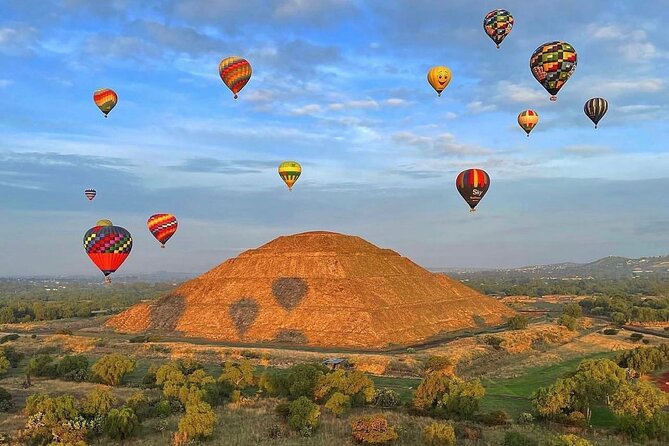 Balloon flight + pick up in CDMX + Breakfast in Cave + Pyramids - Pickup from Mexico City before dawn