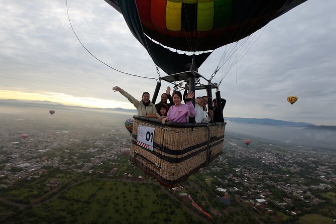 Balloon flight with breakfast in Cave and Pyramids tour from CDMX - A calm flight with a large basket