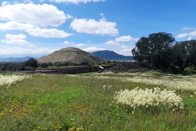 Balloon flight with private transportation and guided tour to Teotihuacán - Walking Teotihuacán with a certified guide