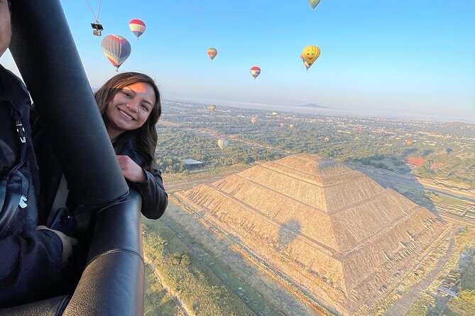 Balloon flight with pyramids tour and transportation from Mexico City - A short stop for local crafts and spirits