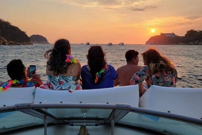Cabo Arch Sunset Yacht Tour - Dinner & Drinks — Up to 18 Guests - What the crew adds to the experience