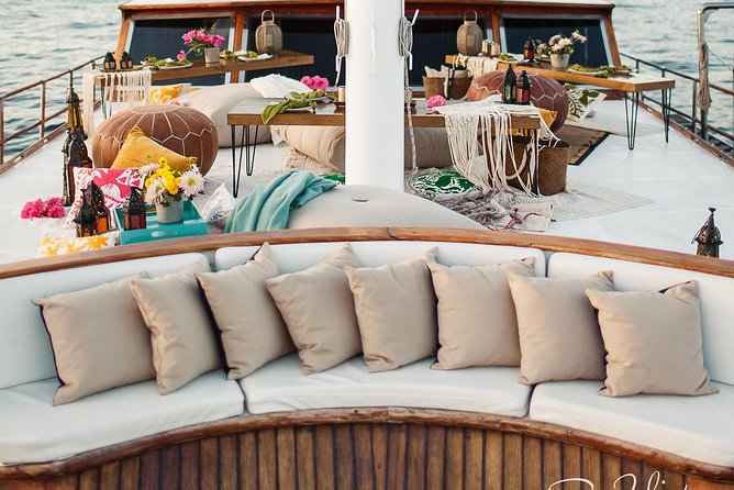 Cabo San Lucas Luxury Sailing Yacht and Dinner with a Chef - Meeting point and timing tips