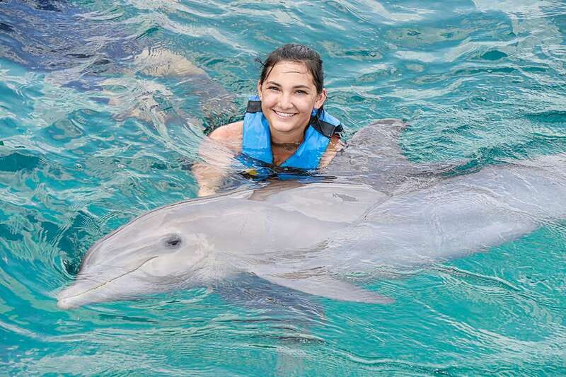 Cancún: Dolphin Encounter on Isla Mujeres with Buffet - Who will enjoy this Isla Mujeres day