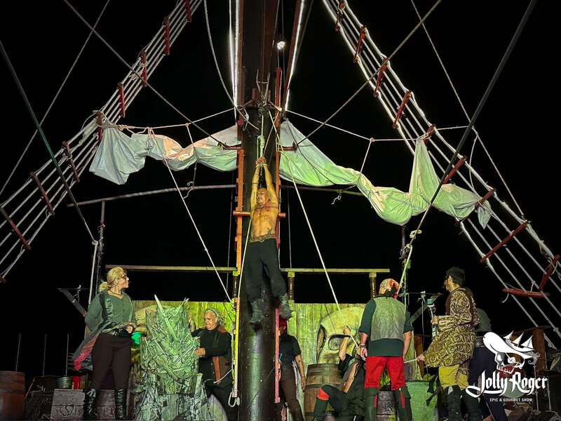 Cancún: Jolly Roger Pirate Dinner Cruise 2025 - Music, dancing, and the fireworks finale