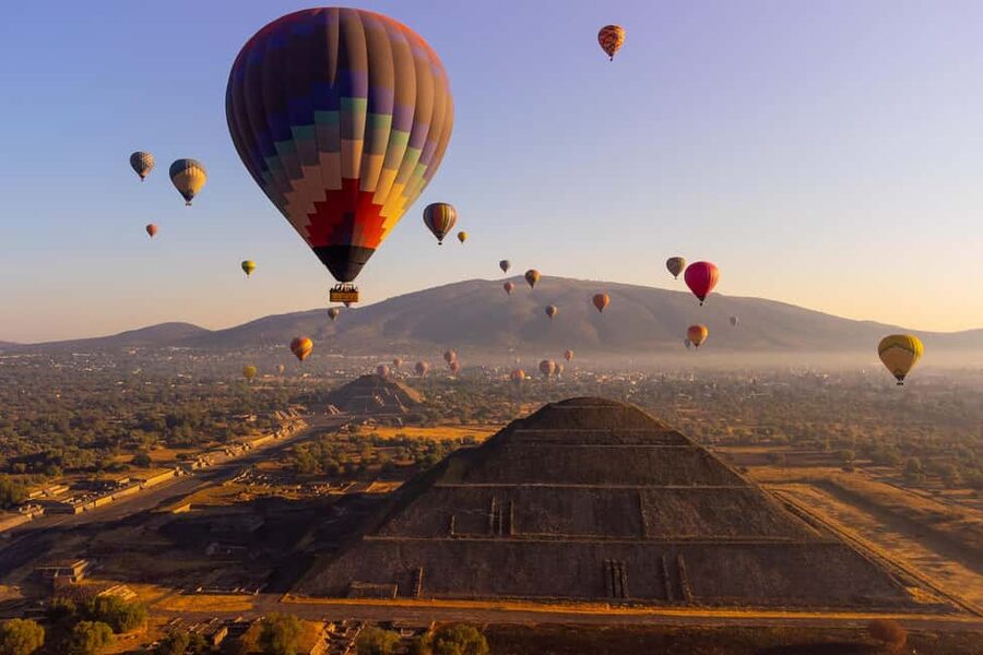 CDMX: Teotihuacan Hot Air Balloon with Breakfast - The sunrise flight over Teotihuacan