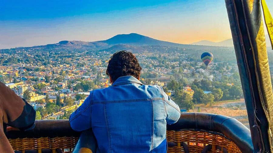 CDMX: Teotihuacan Hot Air Balloon with Breakfast - Obsidian, tequila, and the commercial side of the day