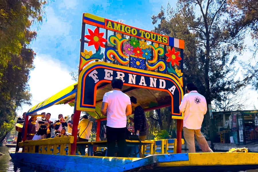 CDMX: Xochimilco Trajinera Party, Drinks, Mariachi & Tacos - Boarding at El Chango and getting settled