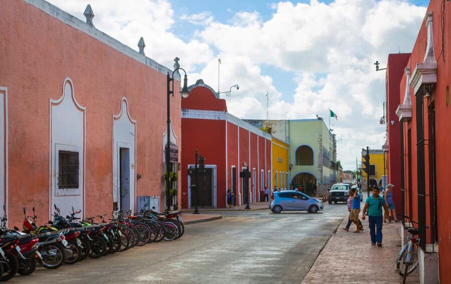 Chichen Itza: Guided Tour with Valladolid & Cenote Chichikan - Walking through Chichén Itzá