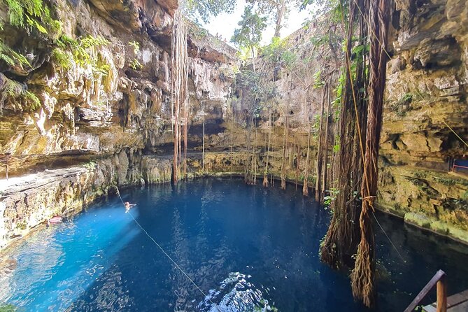 Chichen Itza Private Tour VIP - Walking Chichen Itza with a personal guide