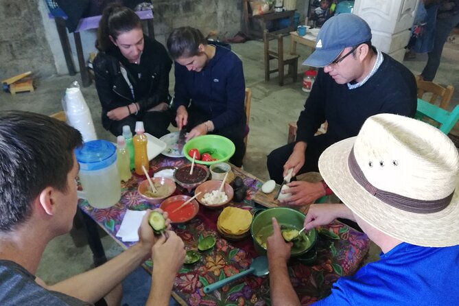 Customs of indigenous villages of Chiapas - Meeting an artisan family and trying on traditional dress