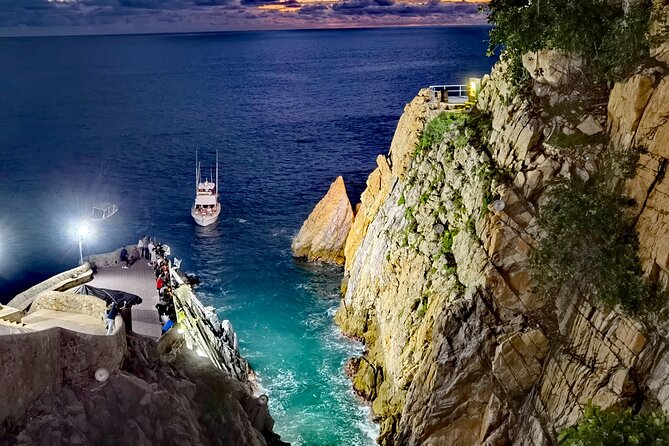 DeLuxe Cliff Divers+Sunset Exhibition byNight w/Different Options - La Perla dinner and the sunset setting