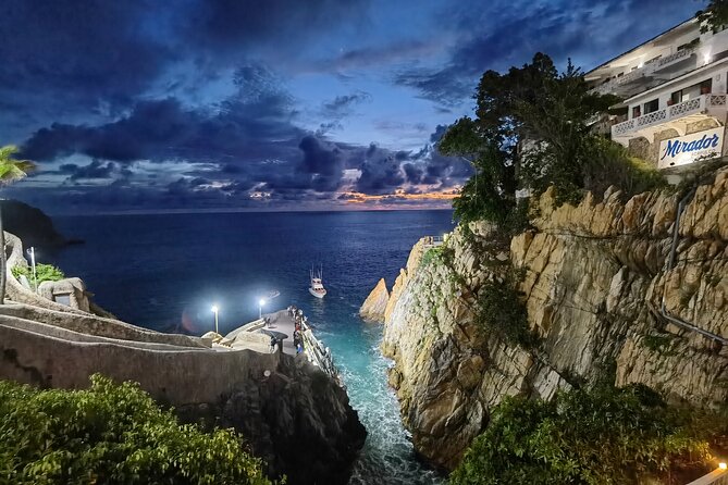DeLuxe Cliff Divers+Sunset Exhibition byNight w/Different Options - Should you book the cliff performers and sunset dinner?