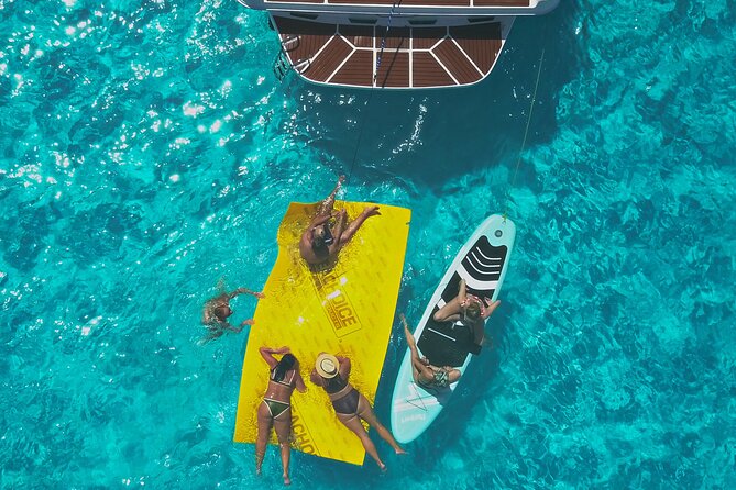 Deluxe Yacht 48FT with FlyBrige Rental in Cancun - Snorkeling, swimming, and the floating equipment