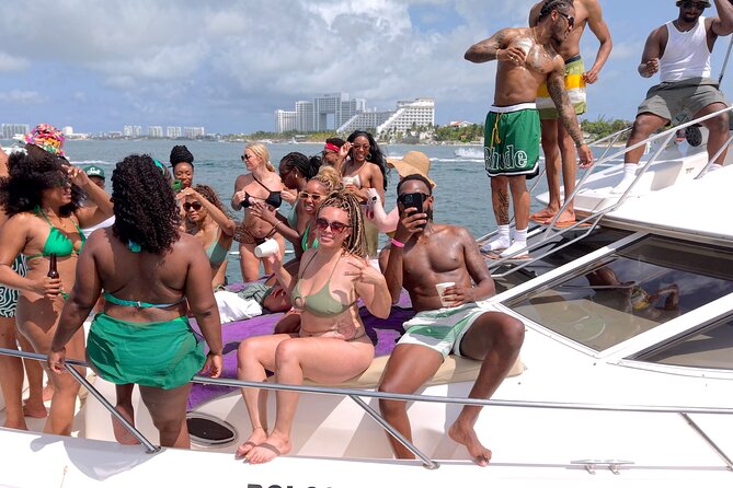 Deluxe Yacht 48FT with FlyBrige Rental in Cancun - Food, drinks, and rules on board