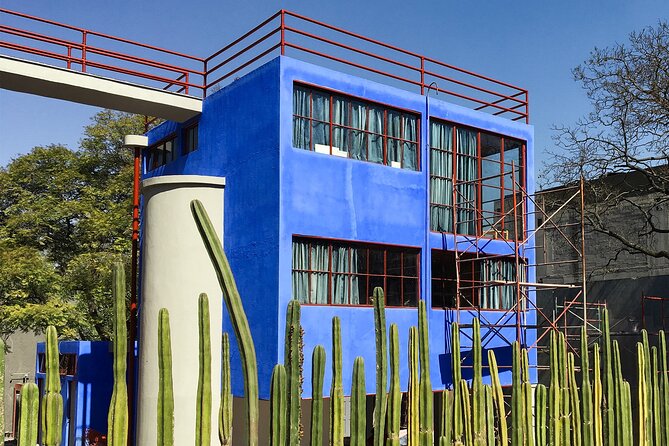 EXCLUSIVE TOUR Casa Estudio Frida Kahlo-Diego Rivera Small Groups - Entering Juan O’Gorman’s modern studio houses