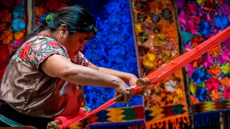 From San Cristóbal: Chamula and Zinacantán Guided Tour - Zinacantán, waist looms, and a family cooperative