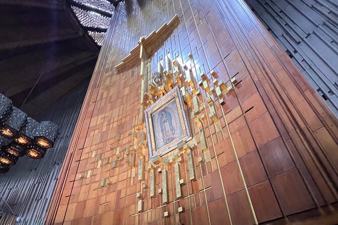 Full Visit of the Virgin of Guadalupe's village in private tour - The New Basilica and the 1531 tilma