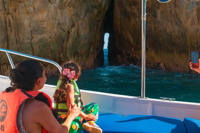 Glass-bottom boat tour to the Arch + beach time - A simple ride with a useful price