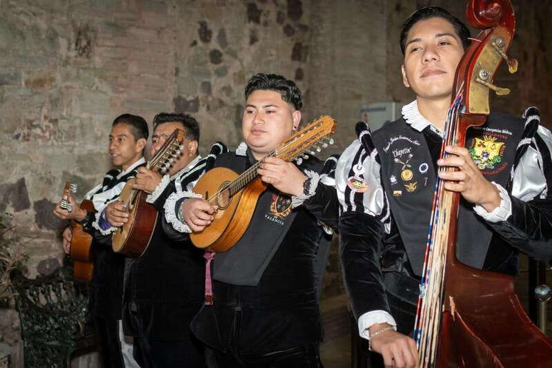 Guanajuato: Night Walk with the Estudiantina - The 22-minute performance at Salto del Mono