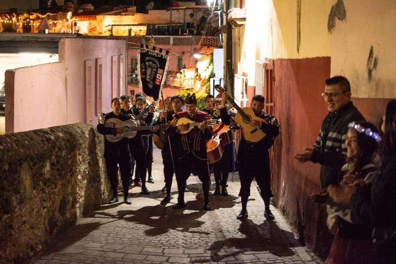 Guanajuato: Night Walk with the Estudiantina - The walk toward Callejón del Beso