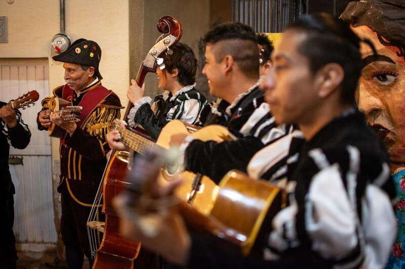 Guanajuato: Night Walk with the Estudiantina - What to expect at Callejón del Beso