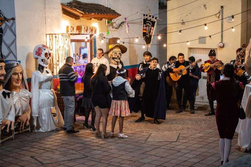 Guanajuato: Night Walk with the Estudiantina - The value of paying $8