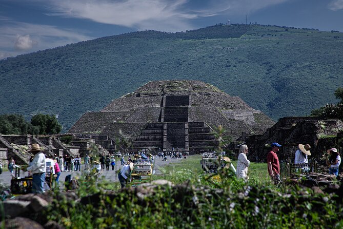 Guided tour in Teotihuacan + breakfast in Cueva + Transportation CDMX - Obsidian, maguey, and traditional drinks at Tlalocan