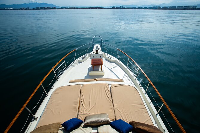 Hatteras 58-61' Luxury Yacht in Puerto Vallarta & Nuevo Nayarit - The price and what your group receives