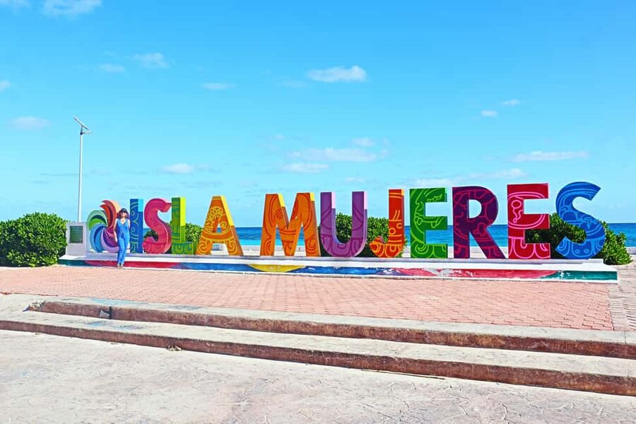 Isla Mujeres: Catamaran Ride with Open Bar, Snorkeling, and Lunch - Group size, comfort, and the party level