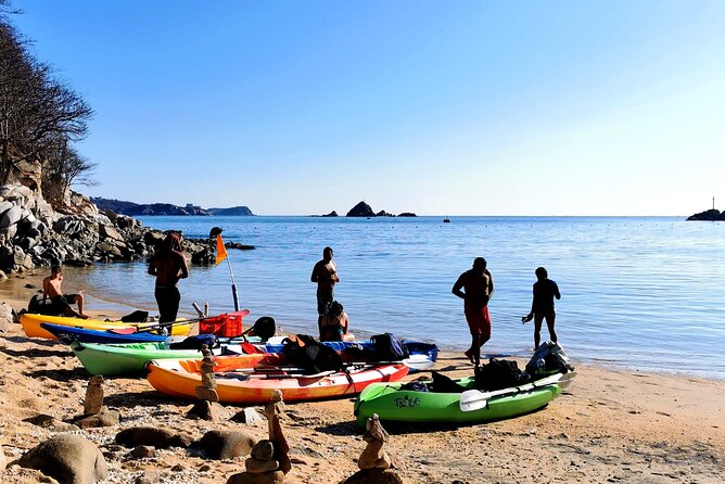 Kayak Huatulco Sunrise - Guides who keep the morning moving