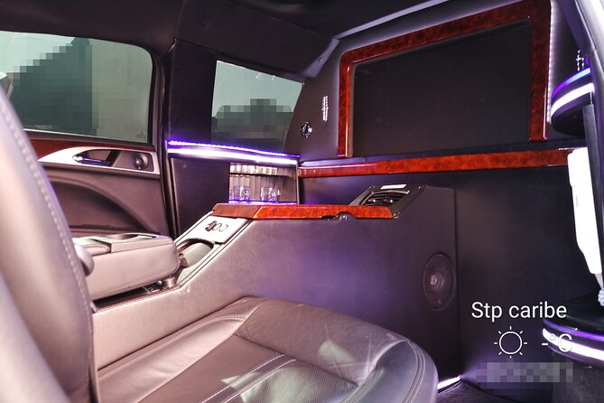 Lincoln Strecth Limousine with Wi Fi on board - A stylish landing at Cancun International Airport