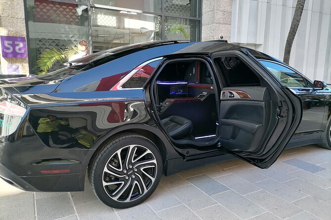 Lincoln Strecth Limousine with Wi Fi on board - The short ride to Cancun’s Hotel Zone