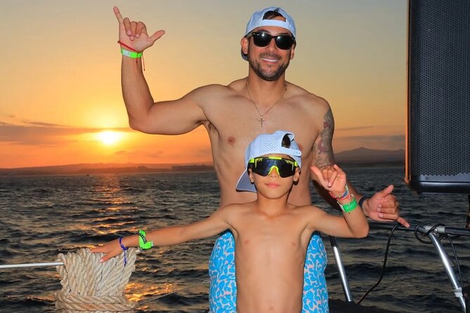 Los Cabos Catamaran Cruise with Open Bar & Light Snack - How the crew affects the experience