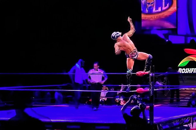 Lucha Libre wrestling show, tacos and beer with artist - Starting near Mercado de Artesanías La Ciudadela