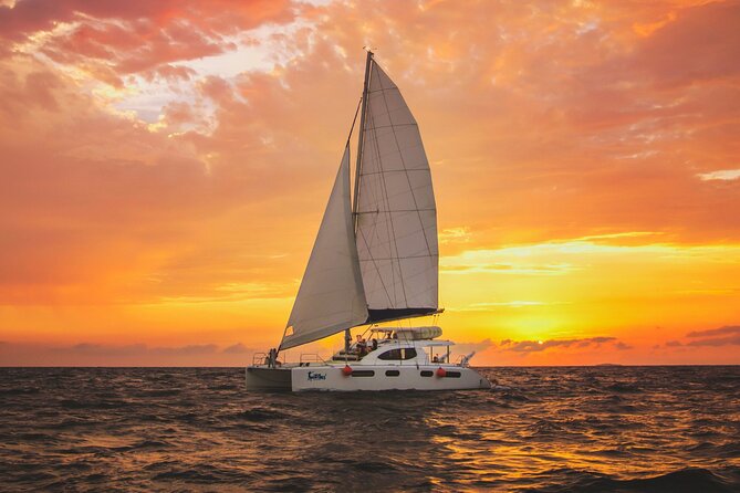 Luxury Sunset Sailing Cruise in Cancun with Light Dinner and Open Bar - Setting Sail From Cancun at Sunset