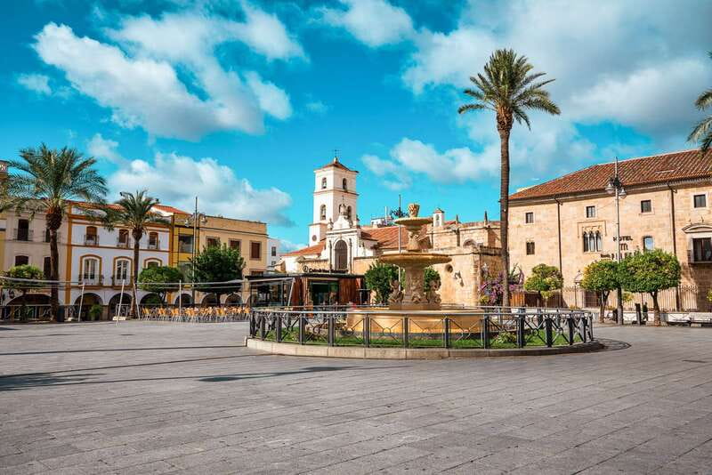 Mérida: 3-Hour Walking Food Tour - Entering Mérida’s food market