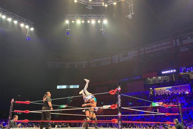 Mexican Wrestling: Experience Lucha Libre in Mexico City - Inside Arena México, the crowd is part of the show