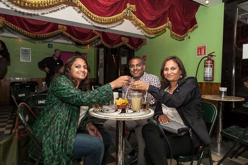 Mexico City: Tacos & Mezcal Night Food Tour - Guides turn a food crawl into a city introduction