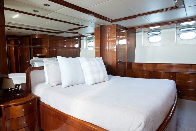 Number Juan 100ft Yacht Azimut Rental - Key details before you book