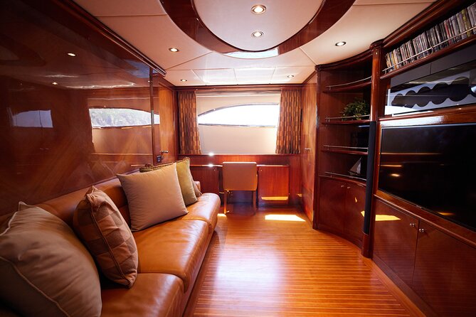 Number Juan 100ft Yacht Azimut Rental - Your first moments aboard, champagne and a quick orientation